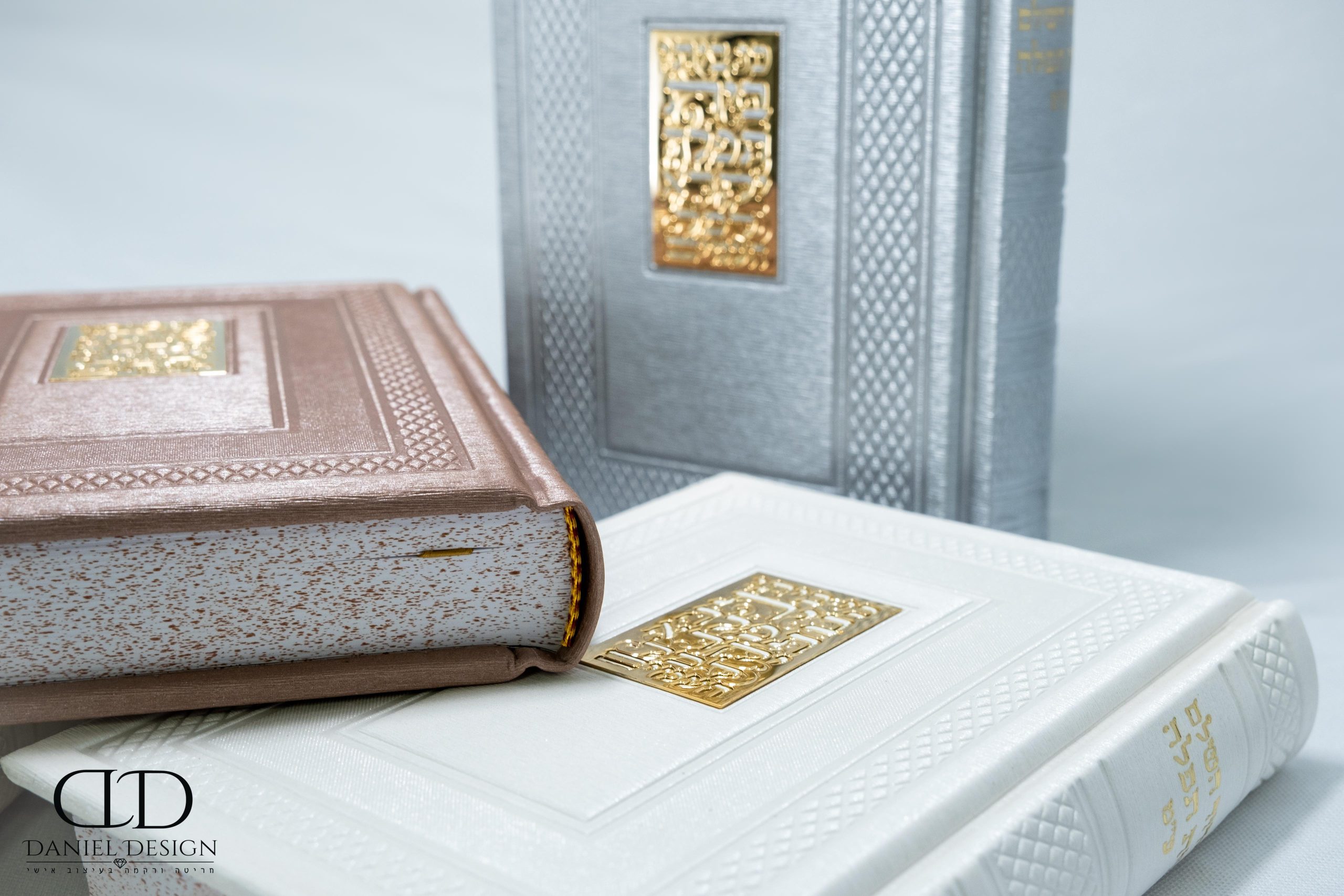 סידור דמוי עור דגם פלקטה צבע כסף