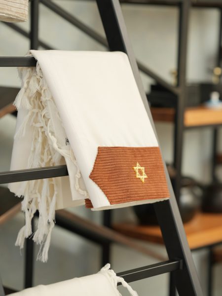 טלית Premium - דגם בית יוסף עם עטרה דגם קורדרוי דק צבע חמרה מגן דוד זהב