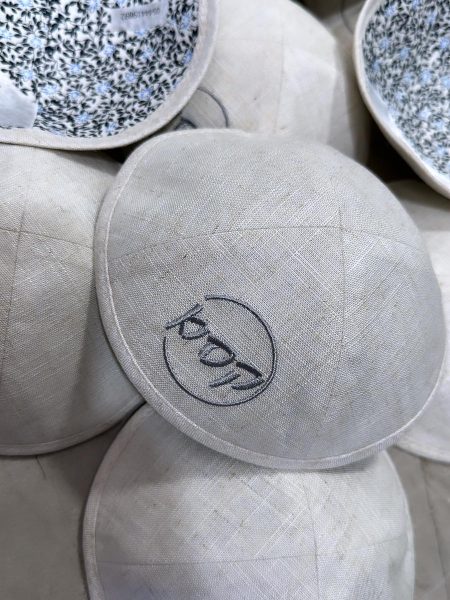 כיפה מעוצבת דגם פרחים רקמה והדפסה צבע בז'