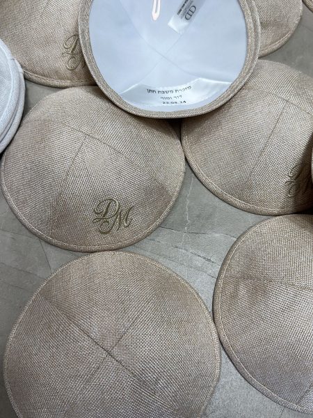 כיפה מעוצבת דגם רקמה והדפסה פשתן מחוספס צבע בז' כהה