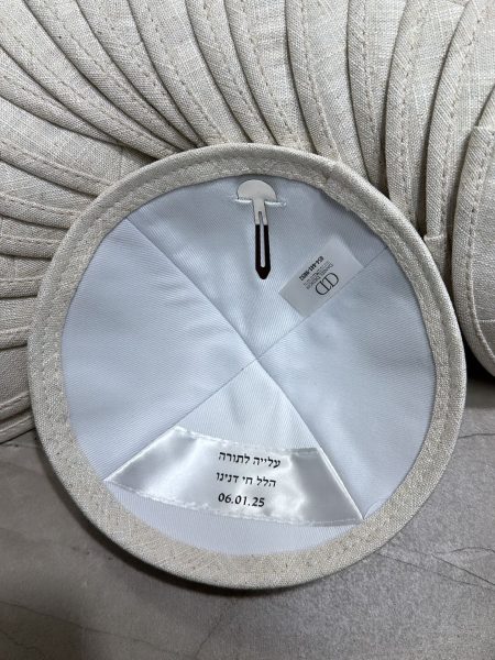 כיפה מעוצבת דגם הדפסה על פס סאטן צבע אבן