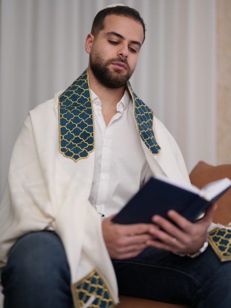 טלית Premium - דגם בית יוסף עם עטרה דגם מרקש רקום צבע כחול זהב