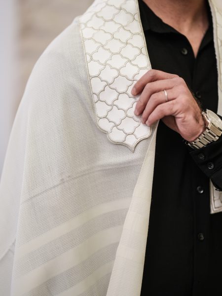 טלית Premium - דגם בית יוסף עם עטרה דגם מרקש רקום צבע לבן כסף