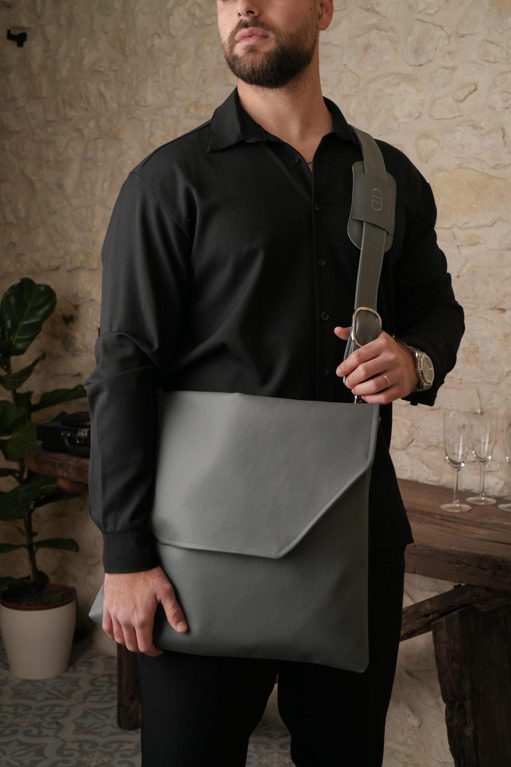 תיק Daniel דגם קלפה צבע אפור