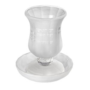 כוס קידוש דגם יום השישי רגל נמוכה חלבית