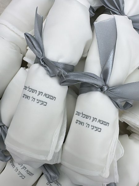 מטפחת ראש מעוצבת עם כיתוב מוטבע בצבע אפור