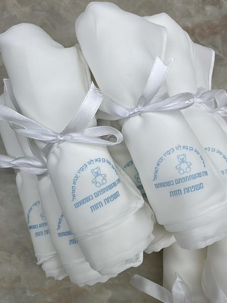 מטפחת ראש מעוצבת עם כיתוב מוטבע בצבע תכלת