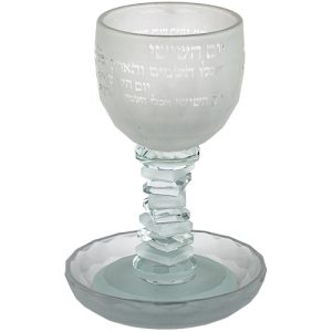 כוס קידוש דגם יום השישי רגל מדורגת צבע חלבי