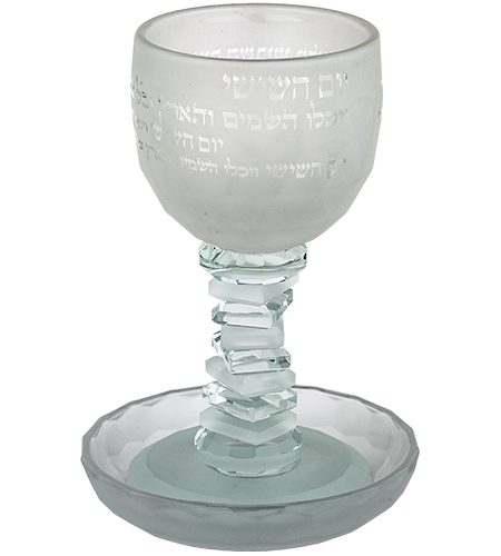 כוס קידוש דגם יום השישי רגל מדורגת צבע חלבי