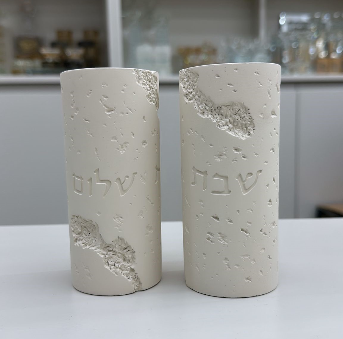 זוג פמוטים בטון דגם עגול גבוה צבע אבן