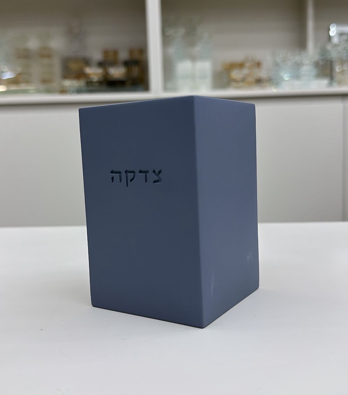 קופת צדקה דגם בטון מרובע צבע כחול