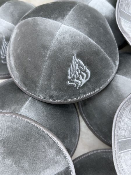 כיפה מעוצבת דגם דיור קטיפה רקמה והדפסה צבע אפור